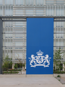 915005 Gezicht op de voorhof met de hoofdingang van het nieuwe complex van het Rijksinstituut voor Volksgezondheid en ...